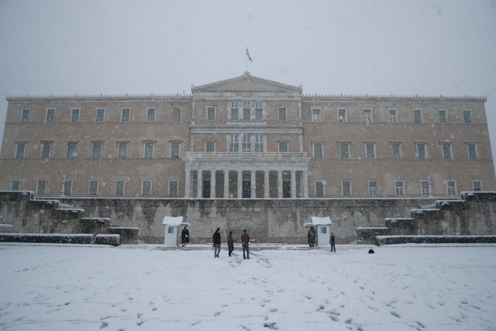 VACCINE DELAYS IN ATHENS DUE TO SNOWSTORMS